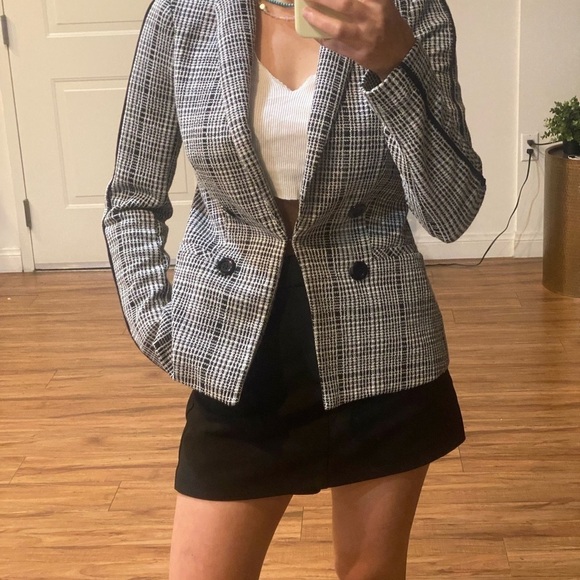 Black and white blazer. Very soft fabric. Fitted blazer. Small size. Brand new - Picture 3 of 10